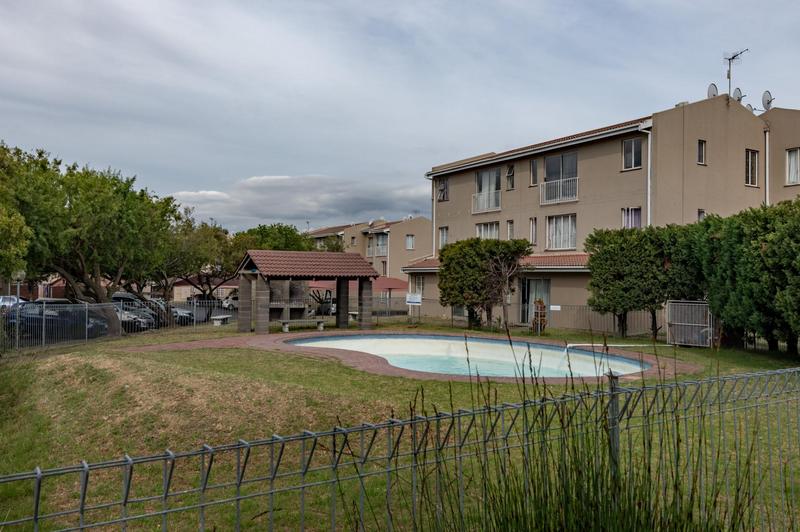 2 Bedroom Property for Sale in Oakglen Western Cape